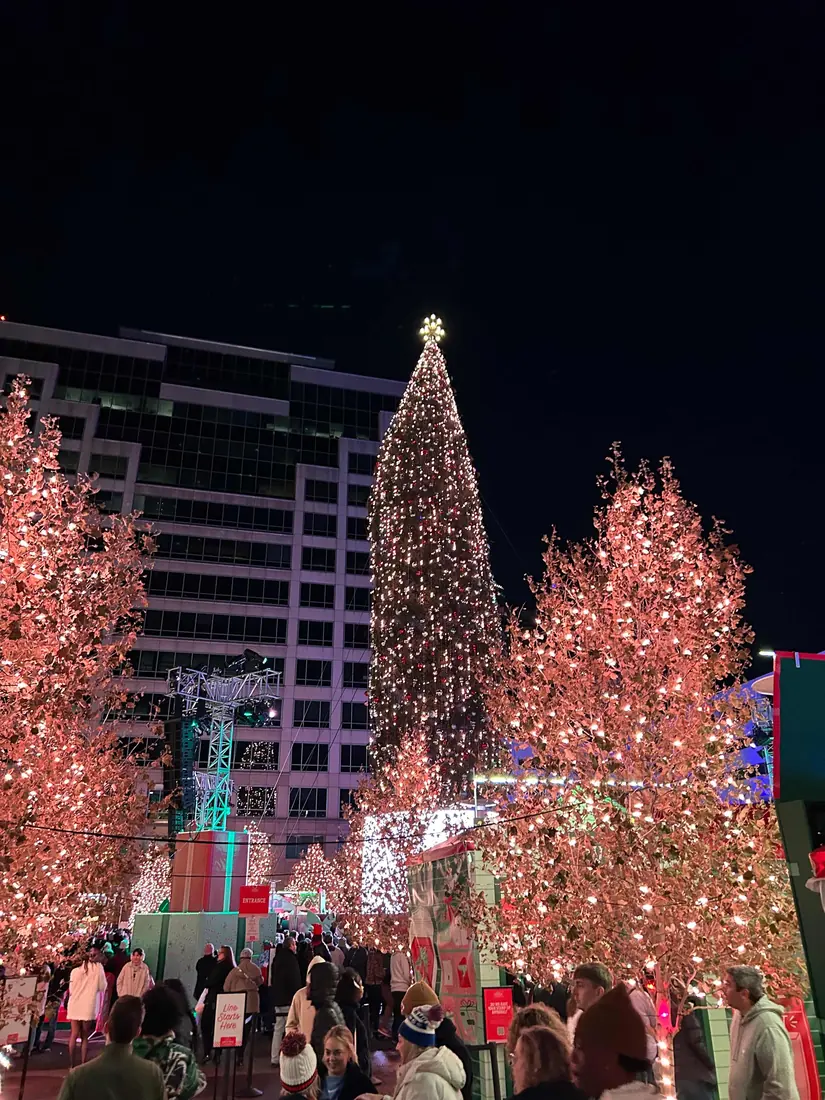 The Mayor's Christmas Tree lit up on Crown Center Square